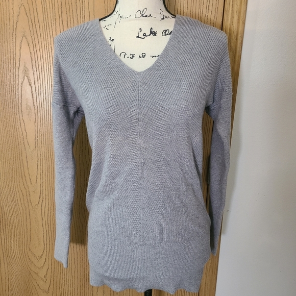 White House Black Market Cashmere Blend Gray V-neck Herringbone Pattern Sweater - Picture 1 of 3